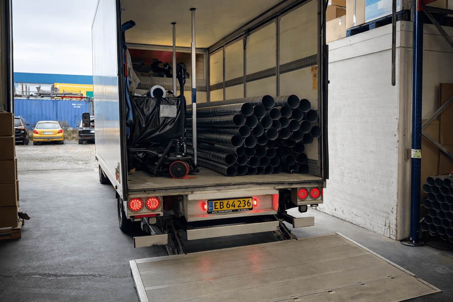 Budkompagniet varebil med gods og materialer klar til direkte transport